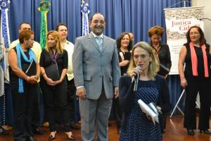 O maestro do Coral da CGJ, Miguel Braga (ao fundo), e a Desembargadora Cristina Teresa Gaulia.