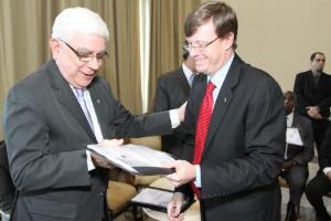 O Juiz Auxiliar da Presidência do CNJ, Luciano André Losekann, entrega o Relátório ao Corregedor-Geral, Des. Azevedo Pinto.