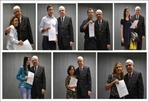 O Corregedor ao entregar o Termo de Investidura para os primeiros colocados no concurso para Analista Judiciário com Especialidade.