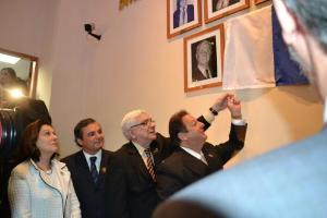 A Procuradora-Geral do Estado, Lucia Lea Guimarães; o Secretário de Estado da Casa Civil, Regis Fichtner; o Corregedor-Geral da Justiça, Des. Azevedo Pinto e o Presidente do TRE/RJ, Des. Luiz Zveiter, ao inaugurarem a galeria dos Diretores-Gerais da EMERJ.