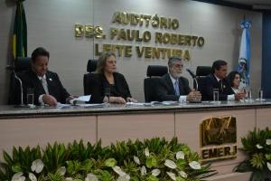 A mesa de abertura da solenidade: Des. Luiz Zveiter, Des. Leila Mariano, Des. Manoel Alberto Rêbelo dos Santos, o Secretário de Estado da Casa Civil, Regis Fichtner e a Procuradora-Geral do Estado, Lucia Lea Guimarães.
