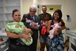 O Corregedor, Des. Azevedo Pinto, e o Chefe de Gabinete, Geraldo Aymoré, na maternidade do hospital conhecem recém-nascidos, todos já com a certidão de nascimento.