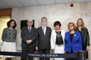 A Juíza Diretora do Centro, Ana Célia Rios Gonçalves; o Corregedor-Geral, Des. Azevedo Pinto; o Presidente do TJ, Des. Manoel Alberto; as Desembargadoras Marilene Melo Alves e Gizelda Leitão e a servidora Claudia Maria Ferreira de Souza.