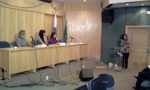A Professora Nilce Bertolino, Chefe da Supervisão Educacional da Secretaria Municipal de Educação de Duque de Caxias (em pé); a Defensora Pública responsável pela Coordenadoria de Defesa dos Direitos da Criança e do Adolescente, Daniela Calandra; a Deputada Claise Maria Zito e a Juíza Mafalda Lucchese.