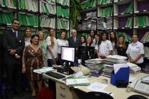 A equipe do cartório do 1° Juizado de Violência Doméstica e Familiar contra Mulher com o Corregedor-Geral, Des. Azevedo Pinto, o Chefe de Gabinete, Geraldo Aymoré e Patricia Christina Coimbra, da DIFIJ.
