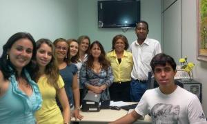 A equipe do Centro Judiciário de Resolução de Conflitos e Cidadania de Duque de Caxias:  Bruna , Carolina e Daniel, estagiários;  os mediadores Edson e Mariana;  as funcionárias da DGTEC, Elisabeth e Elaine; Valéria, secretária da Juíza Dra. Mafalda Luchesse e a mediadora Maria Alice, do Centro de Mediação de São João de Meriti.