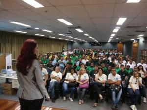 A Juíza Admara Falante, palestrante, e os participantes dos projetos do DEAPE.