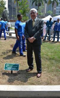 O Corregedor-Geral da Justiça, Des. Azevedo Pinto, ao lado da placa com as especificações da árvore plantada.