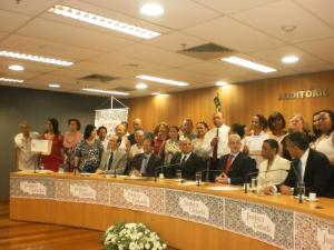 Os formandos  e  os Juízes: Alexandre Chini Neto, Fábio Ribeiro Porto, Paulo Roberto Jangutta,  Ivone Ferreira Caetano, Gustavo Direito, atualmente assessor do Conselho Nacional de Justiça e, no centro, o Desembargador  Antonio Saldanha.