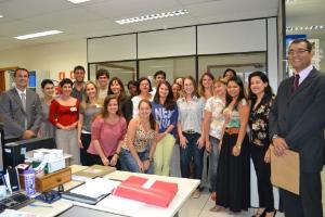 O Chefe de Gabinete da CGJ, Geraldo Aymoré Junior, o Juiz Heitor Carvalho Campinho, com a equipe do cartório da Vara da Infância, da Juventude e do Idoso, equipe de psicólogos, assistentes sociais e estagiários.