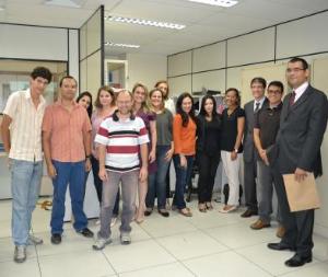 O Chefe de Gabinete da CGJ, Geraldo Aymoré Junior, o Juiz Geraldo da Silva Batista Junior e a equipe do I Juizado de Violência Doméstica e Familiar contra Mulher e Especial Criminal.