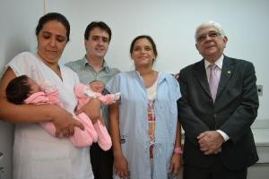 O Corregedor Geral, Des. Azevedo Pinto, o Diretor do Hospital, Dr. Joé Sestello com a mãe das gêmeas e a enfermeira, após realizar o procedimento de registro de nascimento das meninas.
