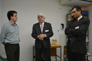 O Diretor do Hospital, Dr. Joé Sestello, com o Corregedor Geral, Des. Azevedo Pinto, e o Chefe de Gabinete Geraldo Aymoré.