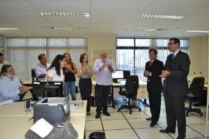 Juiz Fabio Costa Soares explica aos presentes como funcionarão as centrais