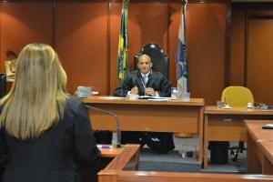 Uma das alunas de direito na sustentação de um recurso durante a Turma Recursal Simulada e o Juiz Paulo Roberto Sampaio Jangutta