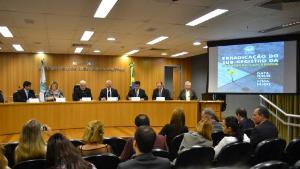A mesa de abertura do evento
