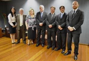 A Juíza Raquel Chrispino, o 2° Vice-Presidente, Des. Nascimento Póvoas, a Des. Leila Mariano, o Corregedor-Geral da Justiça, Des. Azevedo Pinto, o Diretor de Identificação Civil do DETRAN, Marcos Siliprandi, o Defensor Público Coordenador do Núcleo do Sistema Penitenciário da Defensoria Pública do Estado do Rio de Janeiro, Dr. Felipe Lima de Almeida e o Subsecretário Adjunto de Tratamento Penitenciário da SEAP, Dr. Moisés Julio Bormac