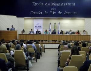 Membros que compuseram a mesa da cerimônia realizada no auditório da Escola da Magistratura do Rio