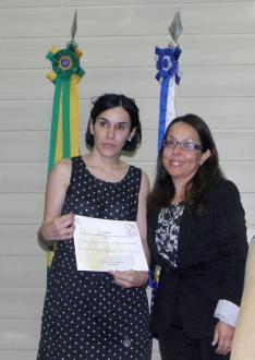 Thamar Fraga, irmã da Juíza Thelma Fraga, recebeu o prêmio pela Juíza Denise Appolinária
