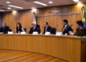 Membros que compuseram a mesa do evento: Dr. Aldary Nunes Júnior, Dra. Raquel Chrispino, Des. Azevedo Pinto, Dr. Sérgio Arruda, Sr. Luiz Manoel Carvalho e Sr. Humberto Monteiro
