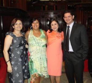 A equipe da Juíza comemora a homenagem. Valéria da Rocha Gonçalvez, Lilian Peçanha, a Juíza Mafalda Lucchese e Fábio Ernandes Damaso