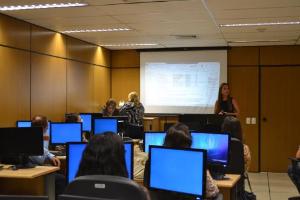 A Juíza Auxiliar da CGJ, Dra. Adriana Lopes Moutinho, agradece a presença dos responsáveis pelas serventias piloto e o treinamento segue com a funcionária da DGTEC, Renata Chaves
