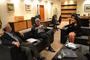 A Assessora de Projetos da CGJ, Simone Tadros, e o Corregedor, Des. Azevedo Pinto, apresentam alguns projetos ao Corregedor do Ceará, Des. Sales Neto.