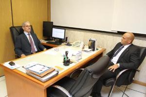 O Juiz Coordenador das Turmas Recursais, Dr. Paulo Jangutta, e o Presidente da Comissão dos Juizados Especiais (COJES), Desembargador Antônio Saldanha Palheiro.
