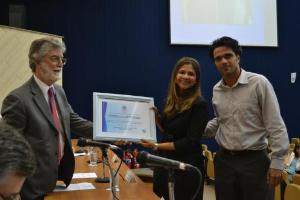A DIPES, Departamento de Pessoal, recebe o certificado.