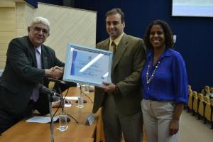 A Divisão de Custas e Informações, DICIN, recebe o diploma SIGA.