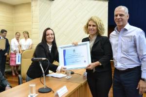 É entregue o diploma à Assessoria de Normatização.