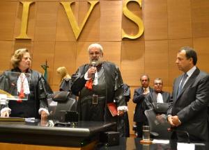 O Des. Valmir de Oliveira Silva ao ser empossado como Corregedor Geral da Justiça entre a Presidente eleita do TJERJ, Des. Leila Mariano, e o Governador do Estado, Sérgio Cabral.