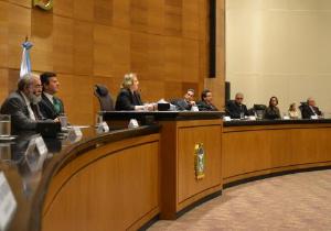 O Corregedor Geral da Justiça, Des. Valmir de Oliveira Silva; o Ministro do STF, Luiz Fux; a Presidente do TJERJ, Desembargadora Leila Mariano; o Corregedor Nacional da Justiça, Ministro Francisco Falcão; o Corregedor do Conselho Nacional do MP, Jefferson Luiz Pereira Filho; o Subprocurador Geral de Justiça de Assuntos Institucionais e Judiciário, Sérgio Pimentel, a Secretária Geral Adjunta da OAB/RJ, Fernanda Lara Tortima e o Desembargador Cláudio Dell´Orto, Presidente da AMAERJ.