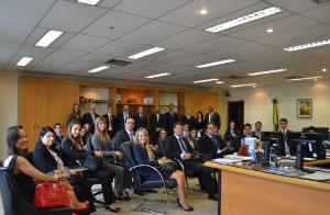 O grupo de novos juízes sentados, acompanhados pelo Corregedor-Geral em pé ao fundo, a equipe de juízes auxiliares da CGJ e os juízes Dr. Marcel Laguna, Dra. Denise Nicoll e Dr. André Nicolitt