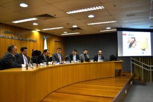José Euclides Correa Guinancio, Diretor da Divisão de Monitoramento Extrajudicial; Marcelo El-Jaick Freitas, Diretor Geral de Fiscalização e Apoio às Serventias Extrajudiciais; Dr. Sérgio Ricardo de Arruda Fernandes, Juiz Auxiliar da CGJ; Luiz Manoel dos Santos, 2° Vice-Presidente da ANOREG; Humberto Monteiro da Costa, Vice-Presidente da ARPEN-RJ; Alan do Nascimento Oliveira, RCPN 1° Distrito Sapucaia e Eduardo Ramos Correa Luiz, RCPN 1° Distrito Araruama.