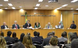 O Presidente da AMAERJ, Des. Cláudio Dell´Orto; o 1° Vice-Presidente, Des. Nascimento Vaz; o Conselheiro do CNJ, Des. Guilherme Calmon; a Presidente do TJ, Des. Leila Mariano; o Corregedor-Geral da Justiça, Des. Valmir de Oliveira Silva; o Presidente da COMAQ, Des. Antônio Saldanha, e o Juiz Auxiliar da CGJ Dr. Gustavo Direito.