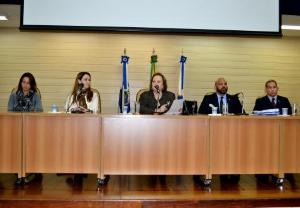 A Diretora da Diretoria Geral de Gestão de Pessoas (DGPES), Beatriz Bezerra; a Juíza Auxiliar da Presidência, Dra. Maria Paula Galhardo; a Presidente do TJRJ, Des. Leila Mariano; o Juiz Auxiliar da CGJ, Dr. Paulo Jangutta e o Juiz Dirigente do 1º Núcleo Regional, Dr. Marcel Laguna