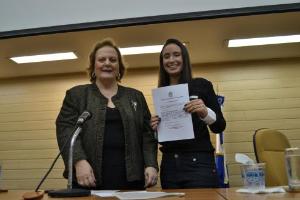 A Presidente do TJRJ, Des. Leila Mariano, ao entregar o termo de investidura a uma das aprovadas no concurso.