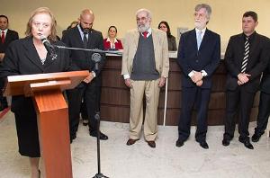 A Presidente do TJRJ, Leila Mariano, ao discursar na inauguração do novo Fórum. Ao fundo, o Juiz Auxiliar da CGJ, Dr. Paulo Jangutta; o Corregedor, Des. Valmir de Oliveira Silva; o ex-Presidente do TJRJ, Des. Manuel Alberto; e o Prefeito de Teresópolis, Arlei de Oliveira Rosa.