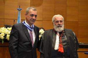 O Secretário de Estado de Educação do Rio de Janeiro, Wilson Risolia Rodrigues, recebe o Colar do Mérito Judiciário das mãos do Corregedor-Geral da Justiça, Desembargador Valmir de Oliveira Silva.