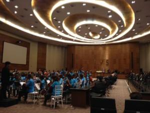 A orquestra composta por crianças de comunidades pacificadas emocionam os presentes.