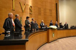 Os convidados para mesa de abertura.