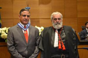 O Procurador-Geral do Município do Rio de Janeiro, Fernando dos Santos Dionísio, recebe o Colar do Mérito Judiciário