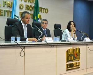 O Juiz Auxiliar da CGJ, Dr. Carlos Gustavo Direito, o Desembargador do TJRJ, Dr. Milton Fernandes, e a Professora e Historiadora, Dra. Cláudia Beltrão