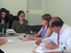 A Conciliadora Stephanie (blusa verde) em uma das audiências de conciliação na Vara Única de Rio Claro.