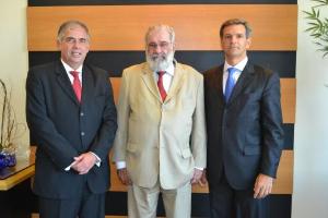 Des. Marcus Henrique Basílio à esquerda, Des. Valmir de Oliveira Silva, Corregedor-Geral da Justiça, ao centro e o Ministro do STJ, Marco Aurélio Bellizze à direita