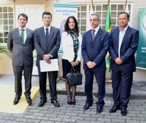 O 2º Sub Defensor-Público do Estado do Rio de Janeiro, Fábio Brasil, o Subcoordenador do Núcleo de Defesa dos Direitos Humanos da Defensoria Pública do Estado, Thiago Henrique Basílio, a Juíza Coordenadora do Projeto de Erradicação do Sub-registro da Corregedoria Geral da Justiça do TJRJ, Dra. Raquel Chrispino, o Vice-Presidente do Detran, Sérgio Tranjan e o Diretor de Identificação Cível do Detran, Mateus Dias Marçal.