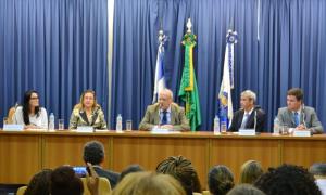 A mesa de abertura composta pelo presidente do TJRJ, a corregedora-geral da Justiça, o juíz auxiliar da Presidência, a juíza auxiliar da CGJ e o diretor-geral de Gestão de Pessoas