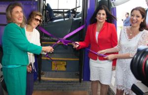 O ônibus inaugurado por autoridades femininas: a corregedora-geral da Justiça des. Maria Augusta Vaz; a juíza Adriana Ramos; a primeira-dama do estado, Maria Lucia Horta, e a prefeita de Campos, Rosinha Garotinho. Foto: Brunno Dantas