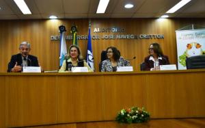 Da esquerda para a direita: o desembargador Jessé Torres Pereira Junior; a corregedora-geral da Justiça, desembargadora Maria Augusta Vaz; a superintendente regional da Receita Federal na 7RF, Eliana Polo Pereira; e a superintendente adjunto regional da RF 07, Denise Esteves Fernandez durante a abertura do seminário